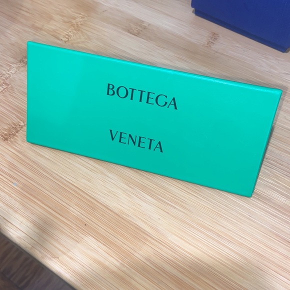Bottega Veneta Matte Black Cat Eye Sunglasses BRAND NEW - Picture 4 of 6